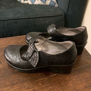 Clogs/nursing or work shoes